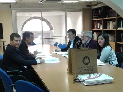 UNA DELEGACIÓ DE LA MANCOMUNITAT DE LA RIBERA ALTA VA VISITAR EL SERVEI D’HABITATGE DEL CONSELL COMARCAL DE L’ALT PENEDÈS