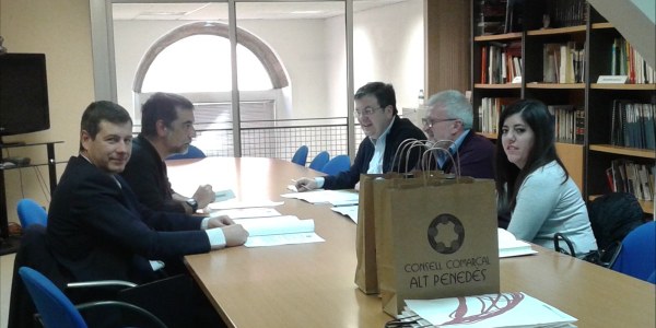 UNA DELEGACIÓ DE LA MANCOMUNITAT DE LA RIBERA ALTA VA VISITAR EL SERVEI D’HABITATGE DEL CONSELL COMARCAL DE L’ALT PENEDÈS